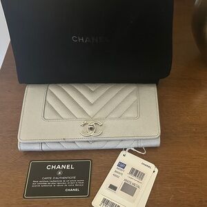 CHANEL Chevron Quilted Wallet in Pearl Silver Caviar Leather